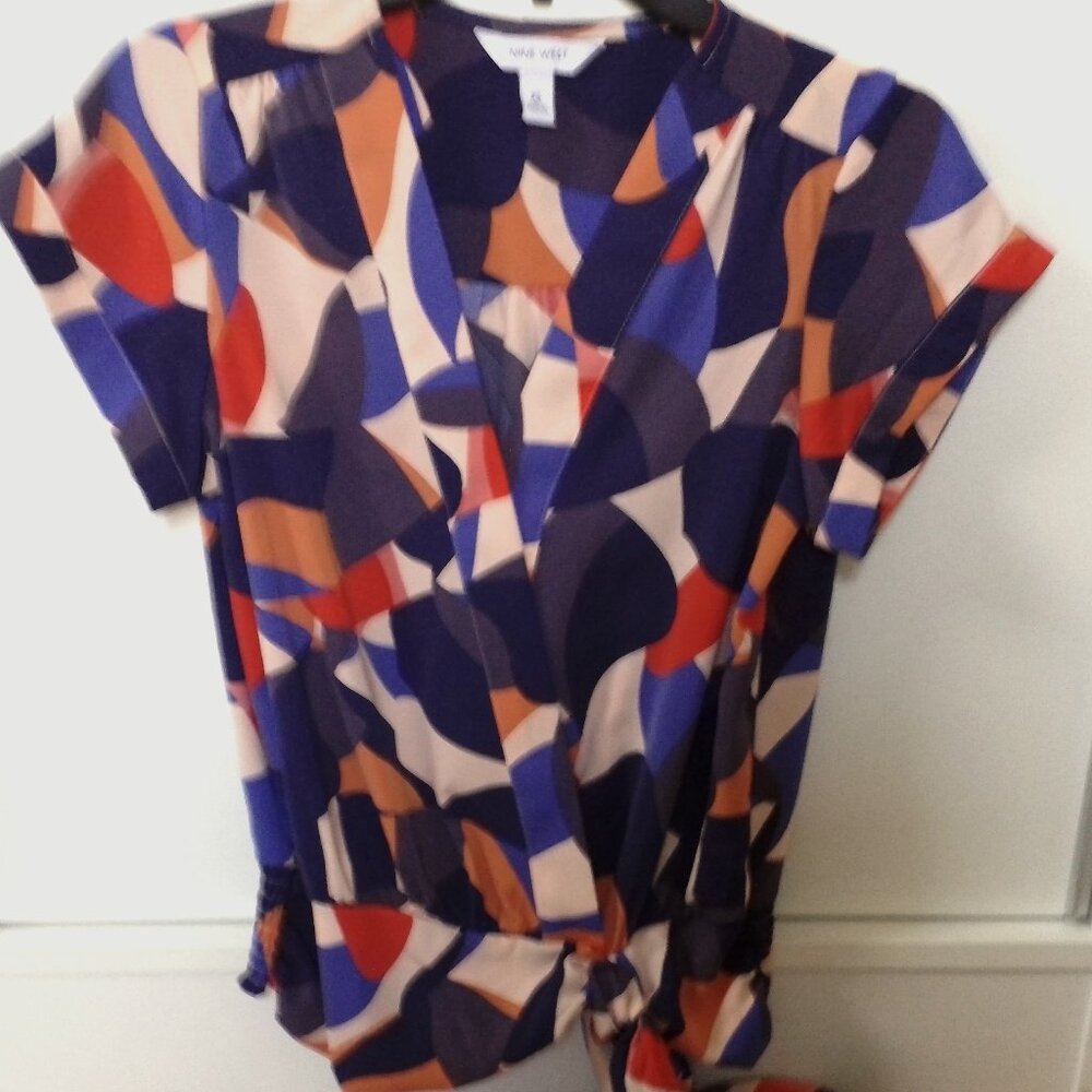 NINE WEST SIZE X SMALL SHORT SLEEVE FAUX WRAP TOP WITH WAIST TIE